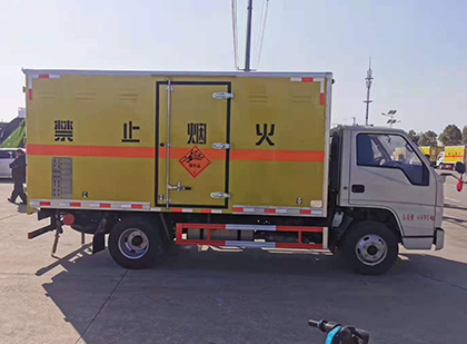 岳塘爆破器材运输车工人安全操作规范与智能技术保障